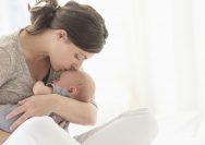 Pentingnya Mengetahui Cara Menggendong Bayi Sesuai Usia